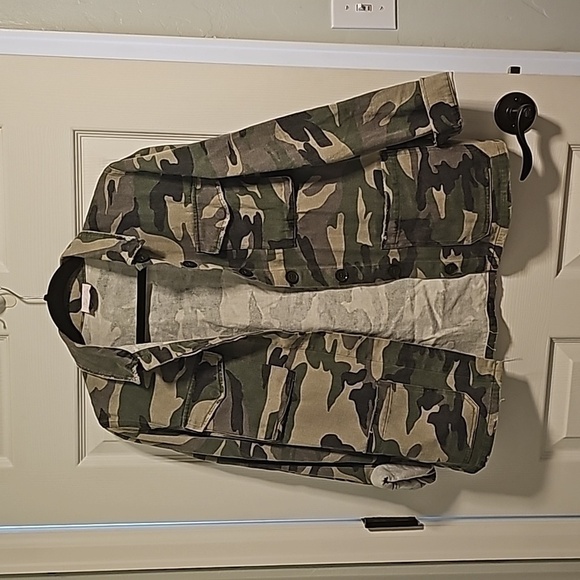 Pink Lily slightly oversized camo jacket. Size small - Picture 1 of 3